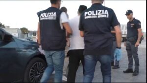 Scopri di più sull'articolo Immigrazione clandestina, scattano due arresti per favoreggiamento