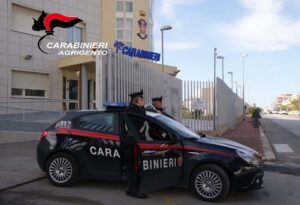 Scopri di più sull'articolo La rissa a Santa Margherita Belice: a casa di 4 giovani trovate pistole a salve, coltelli e tirapugni