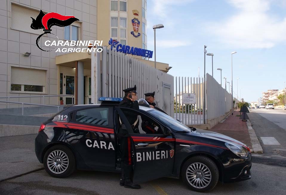 Scopri di più sull'articolo La rissa a Santa Margherita Belice: a casa di 4 giovani trovate pistole a salve, coltelli e tirapugni