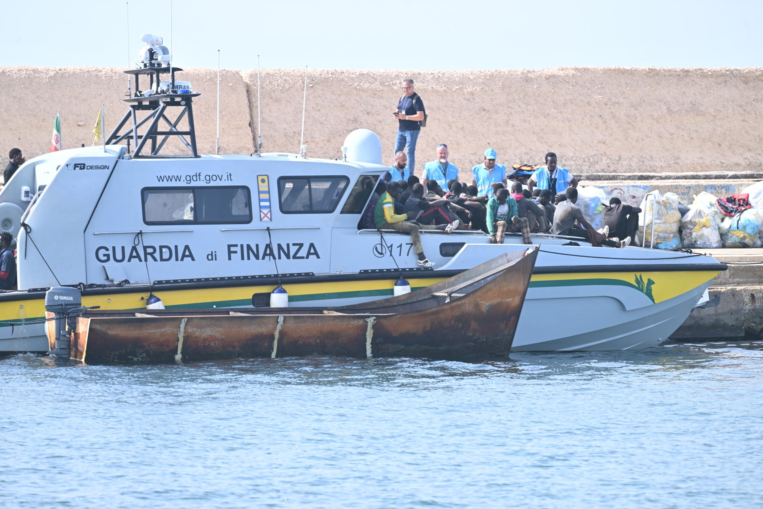 Scopri di più sull'articolo Altri tre sbarchi a Lampedusa, quasi 500 migranti nell'hotspot