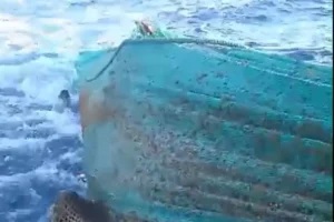 Scopri di più sull'articolo Lampedusa, la rete «pesca» una barca di migranti affondata