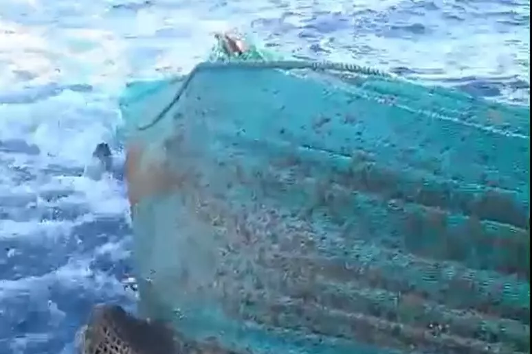 Scopri di più sull'articolo Lampedusa, la rete «pesca» una barca di migranti affondata