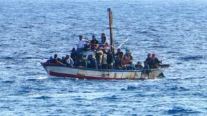 Scopri di più sull'articolo Migranti, in 30 alla deriva al largo di Lampedusa