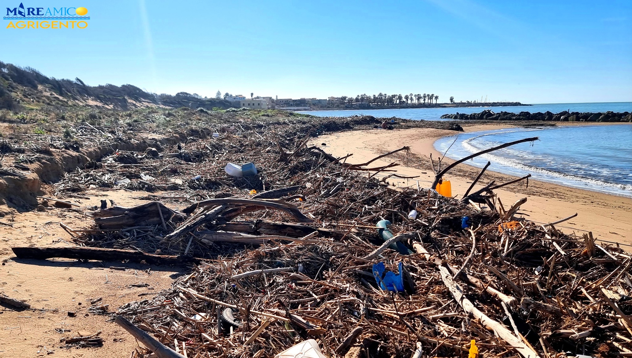 Scopri di più sull'articolo Maltempo e mareggiate, rifiuti sulle spiagge agrigentine: associazioni al lavoro per la pulizia. Le foto