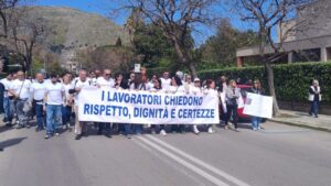 Scopri di più sull'articolo Stagione balneare a Mondello, i lavoratori della società “Italo Belga” in corteo in attesa della sentenza del T.A.R : “Temiamo di perdere il lavoro”