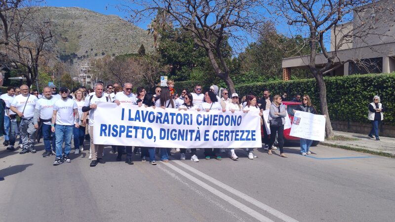 Scopri di più sull'articolo Stagione balneare a Mondello, i lavoratori della società “Italo Belga” in corteo in attesa della sentenza del T.A.R : “Temiamo di perdere il lavoro”
