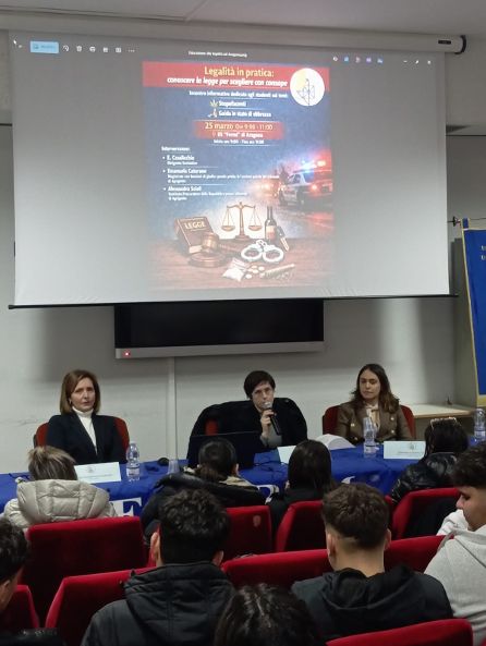 Scopri di più sull'articolo Legalità in pratica: studenti a confronto su droghe e guida in stato di ebbrezza all’I.I.S. Fermi di Aragona