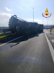 Scopri di più sull'articolo Agrigento – Mezzo pesante si ribalta in autostrada, ferito il conducente