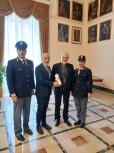 Scopri di più sull'articolo Agrigento, la Polizia consegna l’olio di Capaci all’arcivescovo Damiano