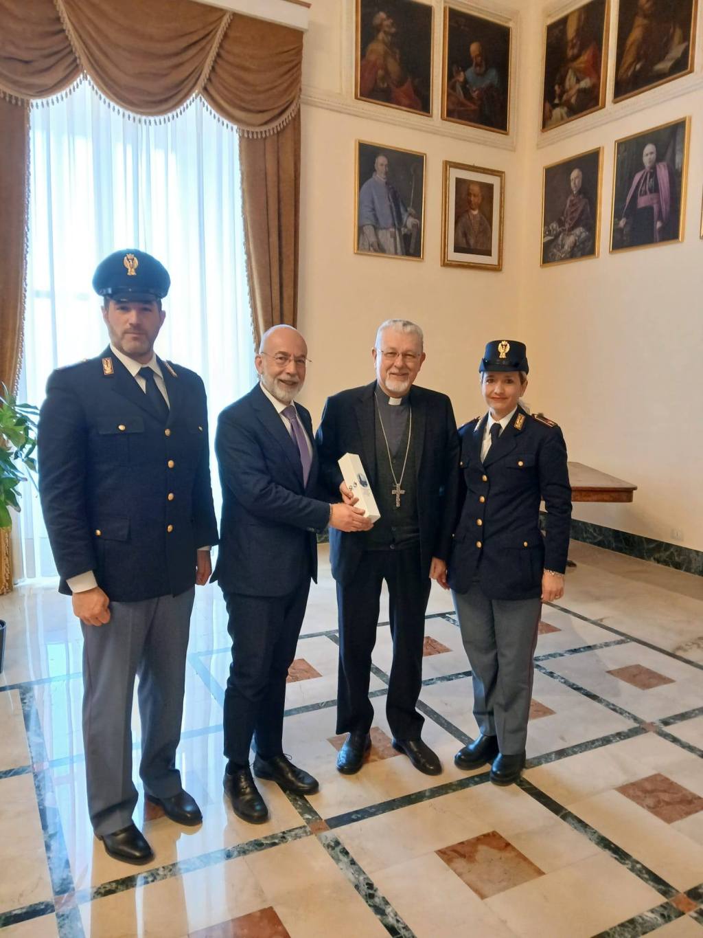 Al momento stai visualizzando Agrigento, la Polizia consegna l’olio di Capaci all’arcivescovo Damiano