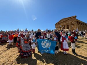 Scopri di più sull'articolo Mandorlo in Fiore: alla Valle dei Templi la Passeggiata della Pace con i Bambini del Mondo