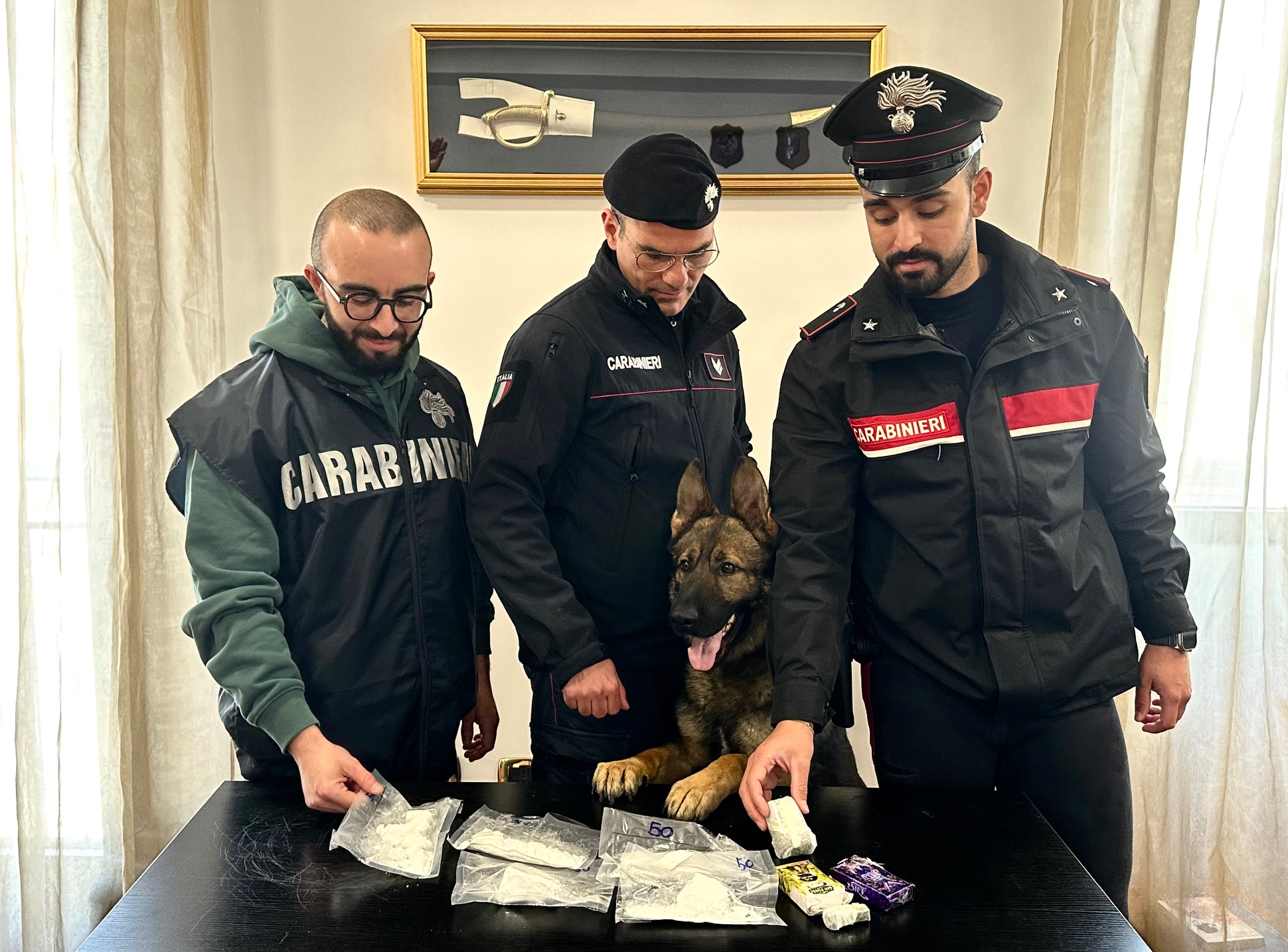 Al momento stai visualizzando Licata, scoperto garage della droga: arrestato 22enne, sequestrati cocaina e hashish
