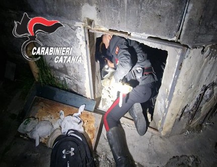 Al momento stai visualizzando Scoperta una fabbrica di droga e armi in un balcone: arresto effettuato