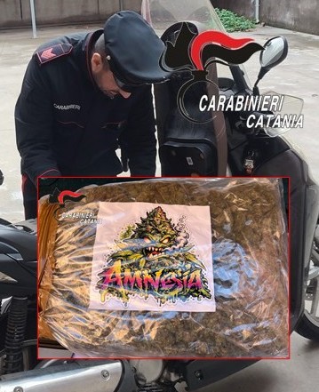 Scopri di più sull'articolo Fermato in scooter con un chilo di marijuana, arrestato 