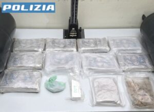 Scopri di più sull'articolo Sorpreso con 10 kg di cocaina e 1 kg di eroina occultati in una bombola del gas, arrestato
