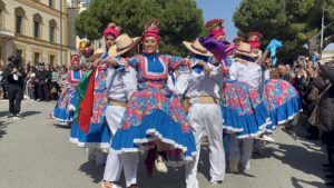 Scopri di più sull'articolo Mandorlo in Fiore 2026 ad Agrigento: folklore internazionale, moda e festa nel cuore della città