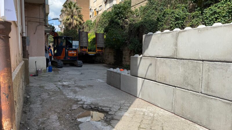 Al momento stai visualizzando Via Petrarca, dopo un anno di liquami partono i lavori: la denuncia di Report Sicilia costringe ad intervenire