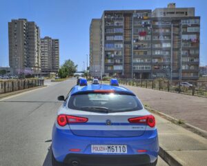 Scopri di più sull'articolo Vuole i soldi per comprare la droga e minaccia la madre e la sorella con una mazza da baseball: arrestato