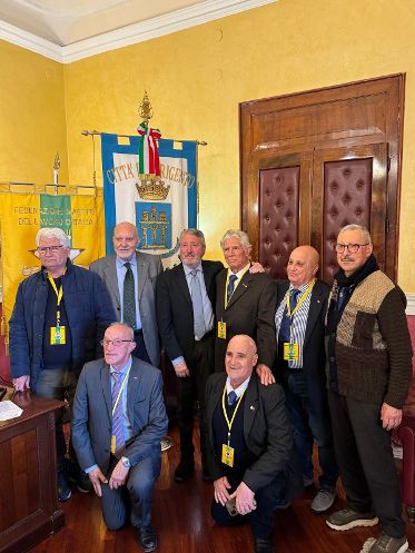 Al momento stai visualizzando Il sindaco Francesco Miccichè consegna targa e attestato di riconoscimento al Cavaliere Franco Messina