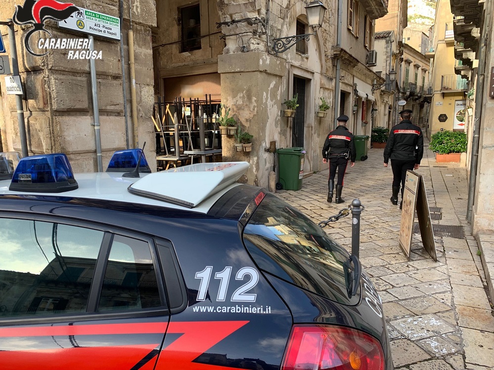 Al momento stai visualizzando Pozzallo, evade dai domiciliari per rubare in un negozio: arrestato 32enne