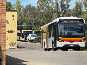 Scopri di più sull'articolo Gara effettuata, ma niente contratto firmato. Il “mistero” del trasporto pubblico in perenne proroga