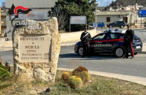 Scopri di più sull'articolo Scicli, banco ortofrutta dato alle fiamme: denunciati madre e figlio minorenne