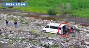 Scopri di più sull'articolo Sorpresi a tagliare tubi in ferro in ex stabilimento, 3 arresti