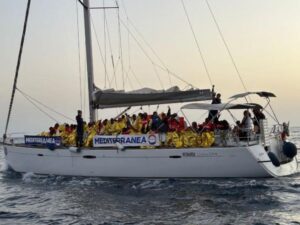 Scopri di più sull'articolo Quaranta migranti soccorsi al largo di Lampedusa, ci sono bimbi e ustionati