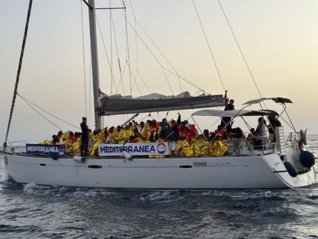 Scopri di più sull'articolo Quaranta migranti soccorsi al largo di Lampedusa, ci sono bimbi e ustionati