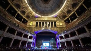 Scopri di più sull'articolo Giovedì 2 aprile il Teatro Politeama di Palermo si illumina in occasione della Giornata Mondiale per la Consapevolezza sull’Autismo. Una serata di solidarietà, partecipazione e diritti