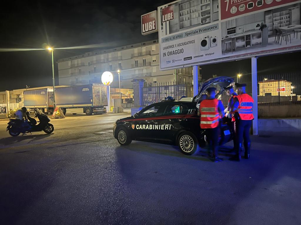Al momento stai visualizzando Favara, crea il caos in un’abitazione e prende a calci un carabiniere: denunciato 