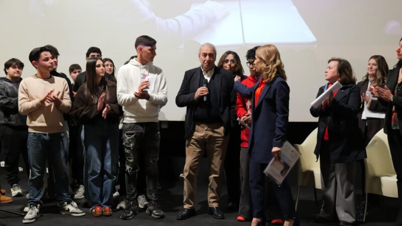Scopri di più sull'articolo Il dolore si trasforma in lotta alla violenza di genere grazie all’impegno di 350 giovani. A Palermo successo per il Premio “Laura Papadia” contro il femminicidio
