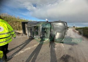 Scopri di più sull'articolo Auto si ribalta sulla 115 in direzione Palma di Montechiaro: traffico in tilt