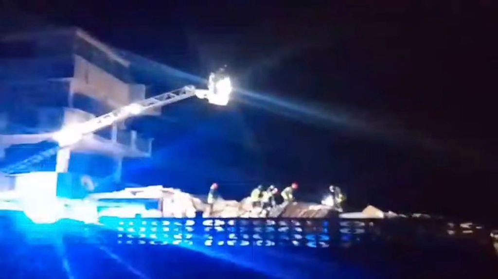 Al momento stai visualizzando Palazzina crolla a pochi metri dal mare di Licata, Vigili del fuoco e polizia sul posto 