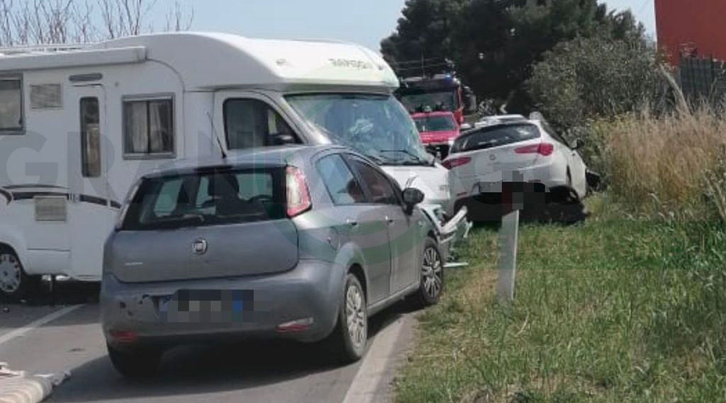 Al momento stai visualizzando Agrigento – Scontro tra auto e camper al bivio di Realmonte: tre feriti, uno è grave 