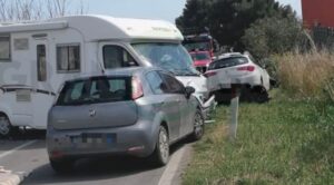 Scopri di più sull'articolo Agrigento – Scontro tra auto e camper al bivio di Realmonte: tre feriti, uno è grave 
