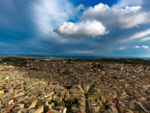 Scopri di più sull'articolo Canicattì, sparite almeno 50 griglie dei tombini: danni per 50 mila euro 