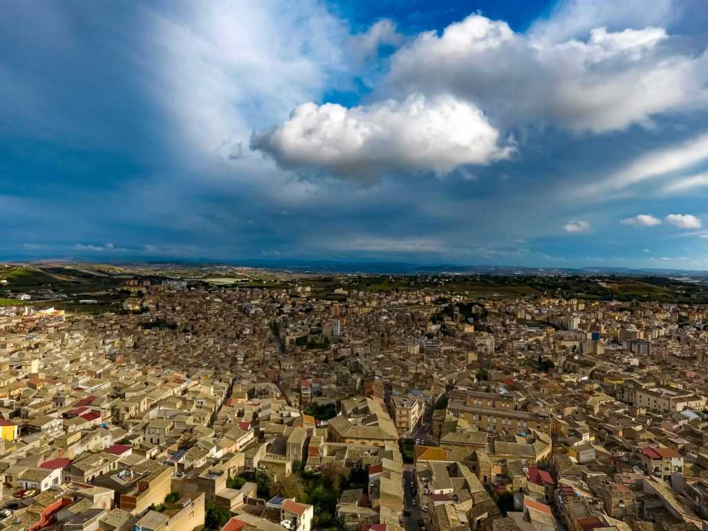 Al momento stai visualizzando Canicattì, sparite almeno 50 griglie dei tombini: danni per 50 mila euro 
