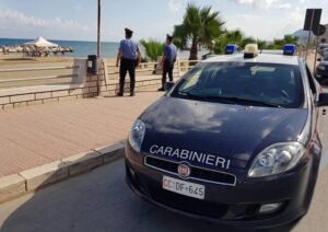 Scopri di più sull'articolo Messaggio intimidatorio in cantiere: carcassa di gallo appesa al cancello, indagini a Campobello di Licata