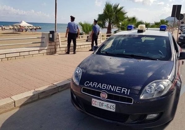 Al momento stai visualizzando Messaggio intimidatorio in cantiere: carcassa di gallo appesa al cancello, indagini a Campobello di Licata
