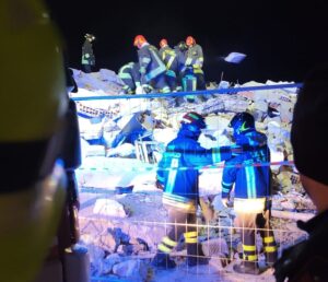 Scopri di più sull'articolo Palazzina crolla alla Playa di Licata: notte di paura, ma nessuna persona sotto le macerie