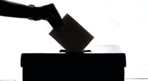 Scopri di più sull'articolo Naro, tensione al seggio: pretende di votare nella sezione sbagliata e insulta gli scrutatori, denunciato