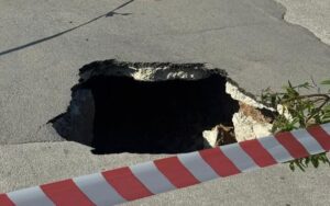 Scopri di più sull'articolo Una voragine interrompe il traffico in via Dei Fiumi