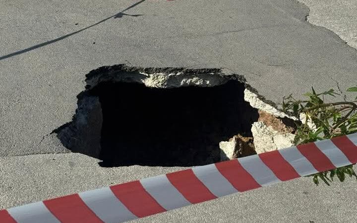 Al momento stai visualizzando Una voragine interrompe il traffico in via Dei Fiumi