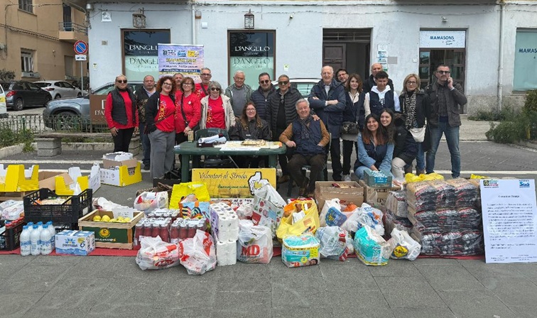 Al momento stai visualizzando Raccolta alimentare a piazza Cavour: grande partecipazione ad Agrigento