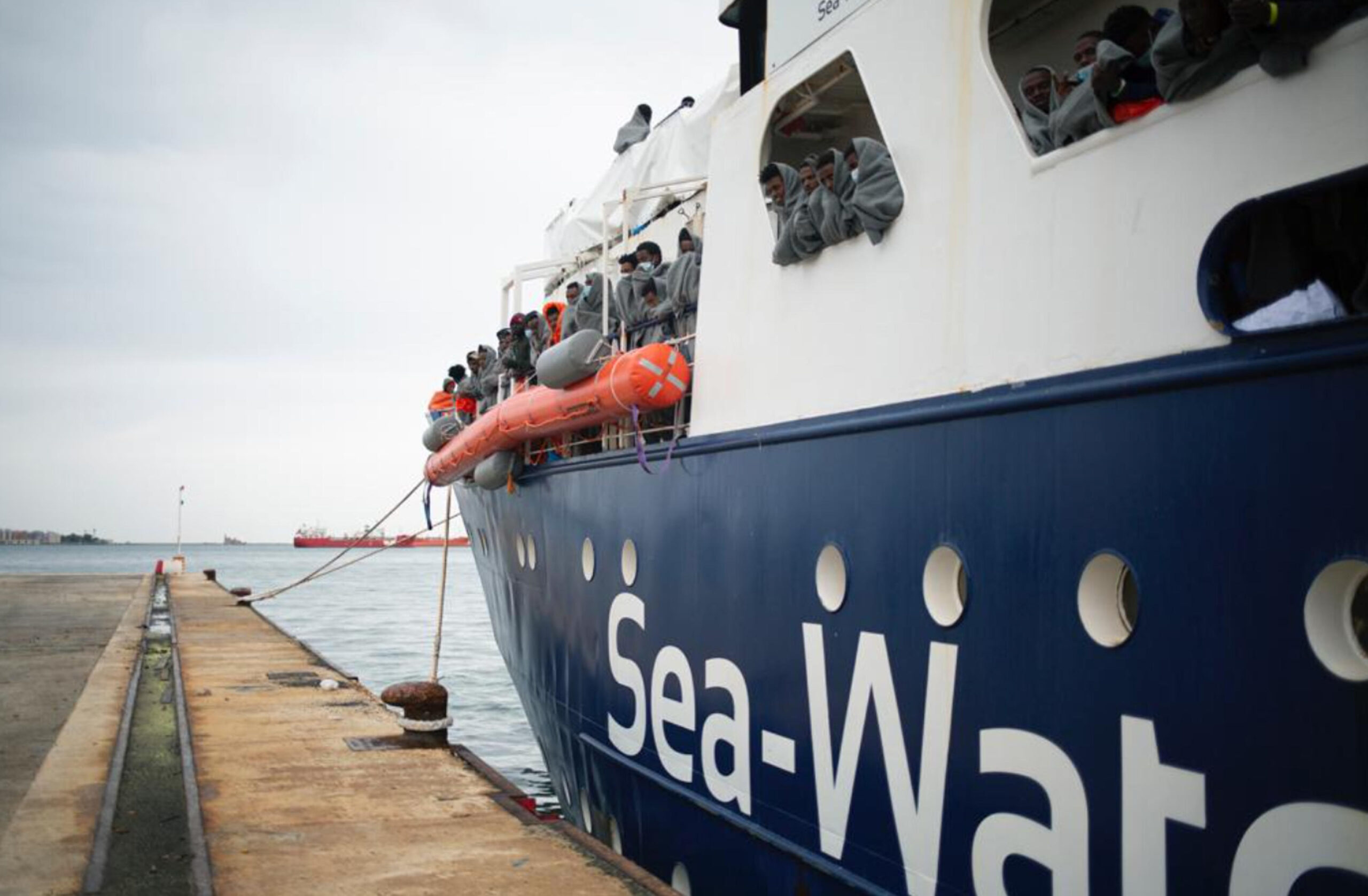 Scopri di più sull'articolo Sea Watch 5 soccorre altri 40 migranti, 9 casi medici evacuati a Lampedusa