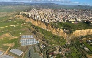 Scopri di più sull'articolo Frana di Niscemi, la Regione Siciliana autorizza il Comune a indire un nuovo bando speciale per assegnare con urgenza 25 alloggi in social housing agli sfollati