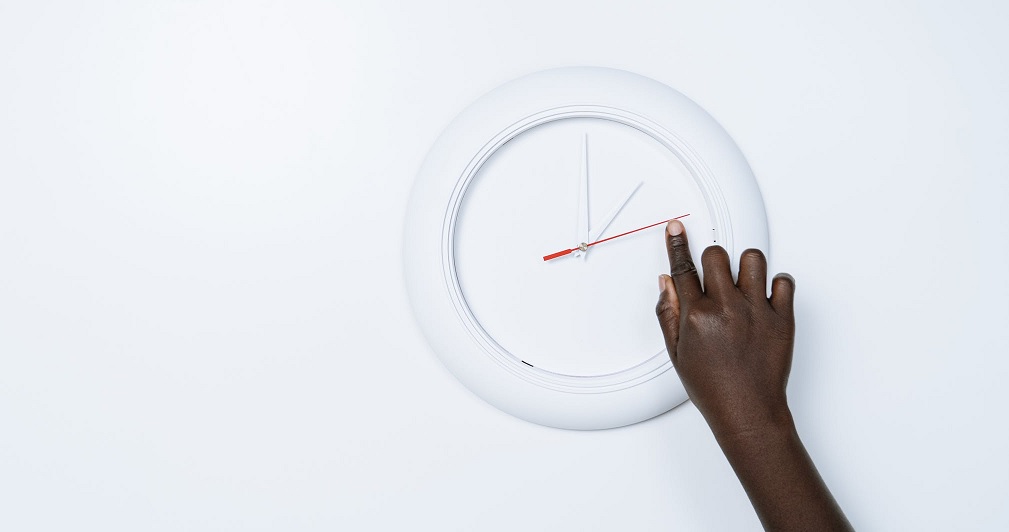 Al momento stai visualizzando Scatta l’ora legale: lancette avanti e più luce la sera, ma si dorme un’ora in meno
