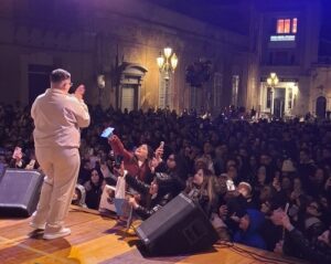 Scopri di più sull'articolo Il tikt-toker Rosario Renda manda in visibilio la piazza di Naro