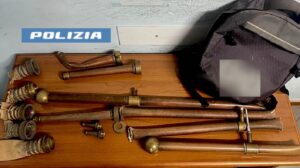 Scopri di più sull'articolo Catania, smonta corrimano in ottone da palazzo storico: bloccato e denunciato 43enne